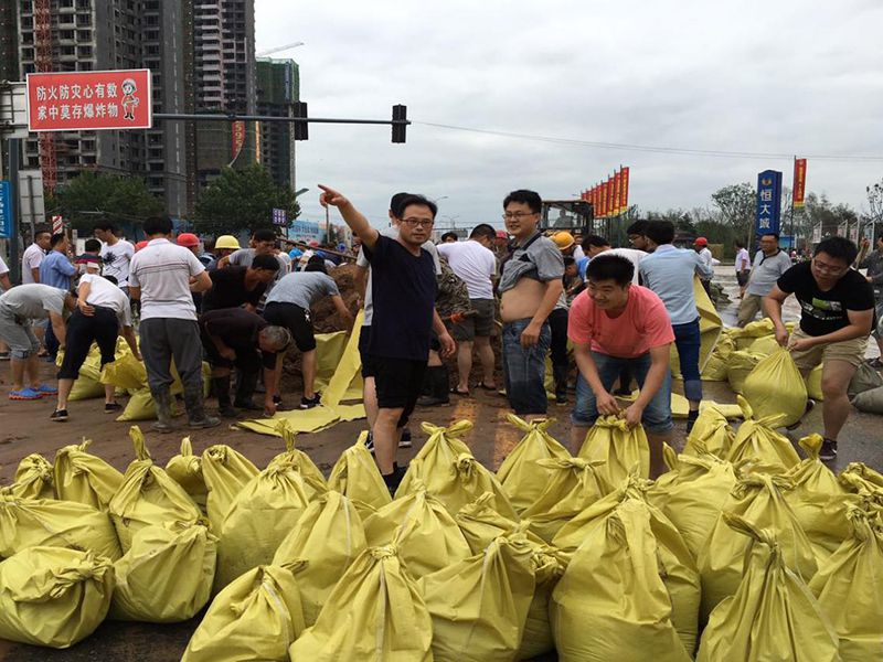 2016年7月20日，集團(tuán)公司組織員工參與“安陽(yáng)7·19特大洪水”搶險(xiǎn)救災(zāi)工作。